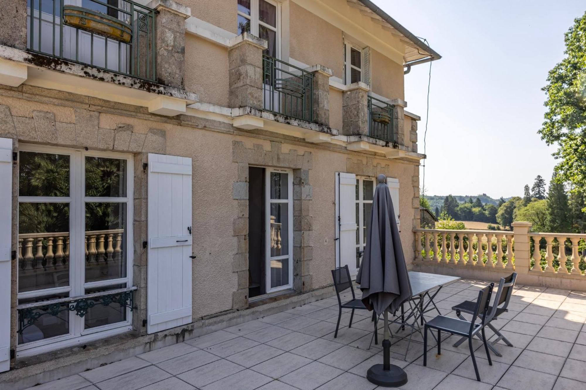 Domaine De La Clauzure Hotel La Roche-Canillac Exterior photo
