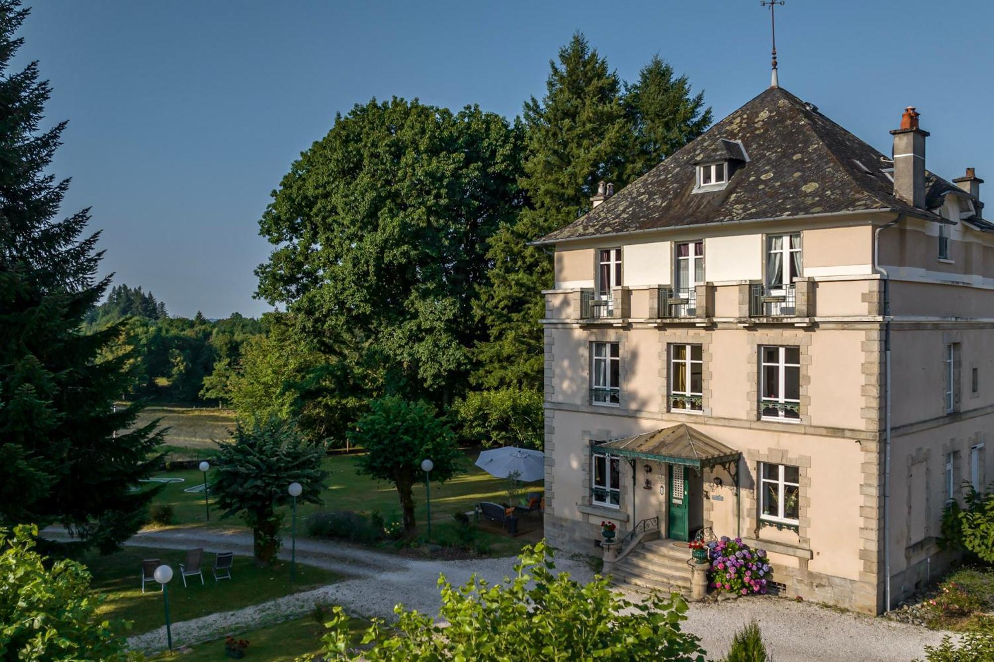 Domaine De La Clauzure Hotel La Roche-Canillac Exterior photo